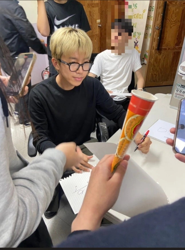 韓国俳優、フェラーリ母校訪問
