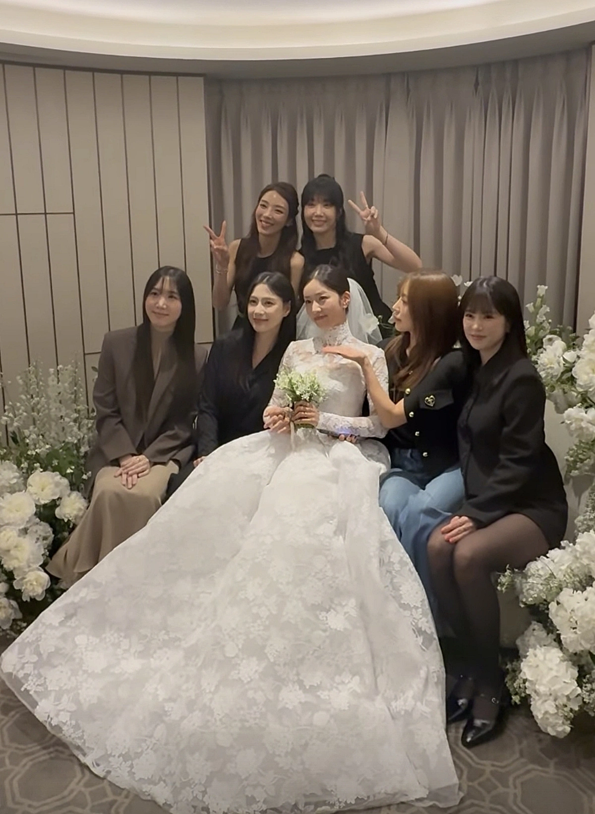 Apinkボミ結婚式にホン・ユギョンも出席