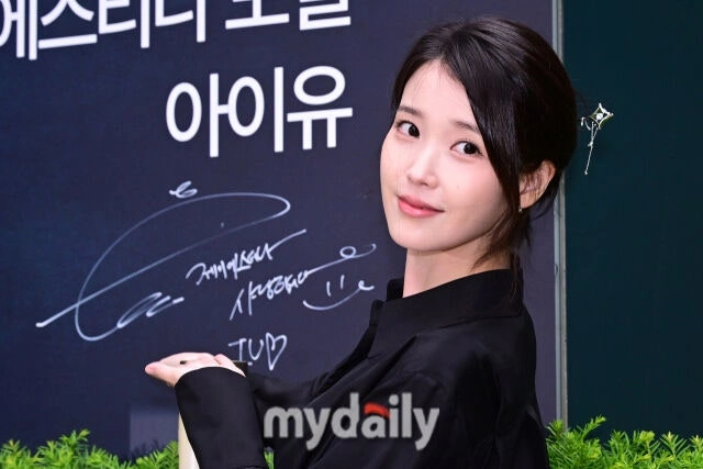 IU、駐車ポーズ＆オールブラックコーデ
