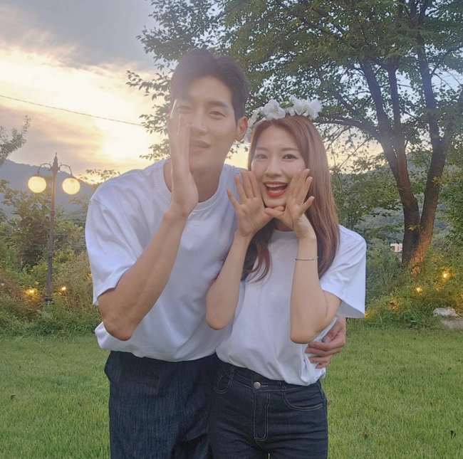 Jinyoung & Heeyoung Tie the Knot June 7