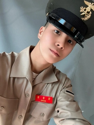Trot Singer Jeong Dong Won Completes Marine Corps Training