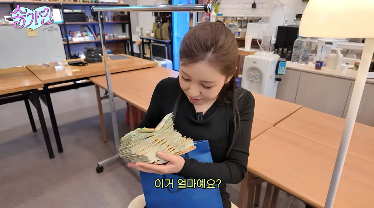 Korean Singer Song Ga-in Donates $11,370 in 30 Mins