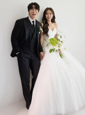 Shin Ji Marries 7 Years Younger Moon Won