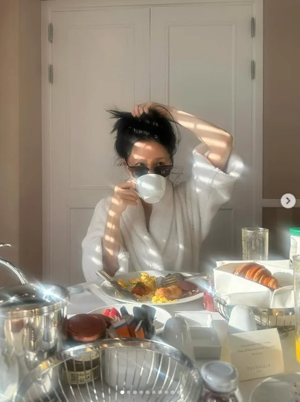 Lee Young-ae, a 55-year-old mother of twins, shares her daily life.