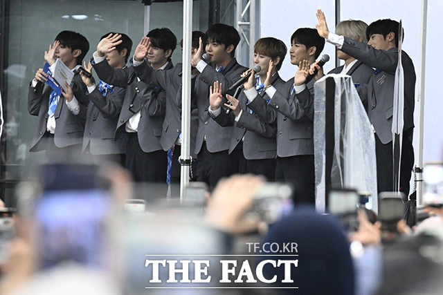 Wanna One Reunites After 7 Years: Kang Daniel, Lai Kuanlin Appear