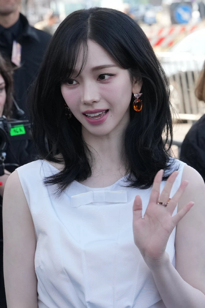 카리나 프라다백 스타일링