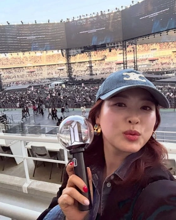 Jang Donggun & Ha Jiwon Spotted at BTS Concert