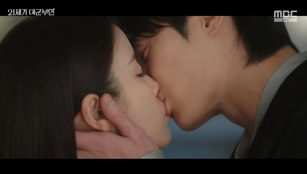 IUとピョン・ウソク、告白キスシーンに反響