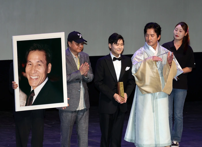 アン・フィリップ、アン・ソンギの品格継承