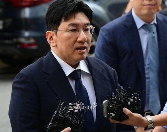 Police Seek Arrest Warrant for HYBE Chairman Bang Si-hyuk