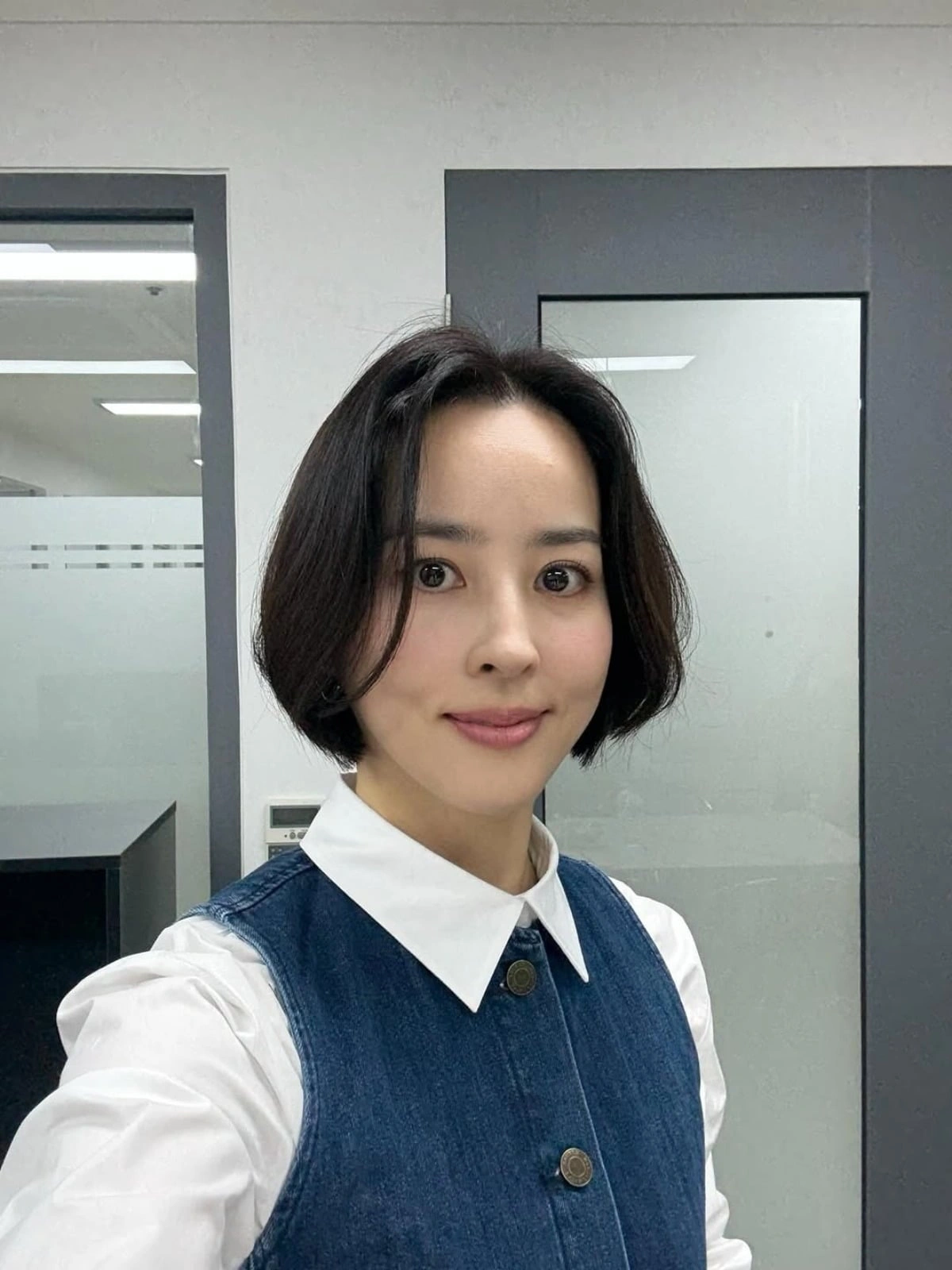 Han Hyejin, 45, Debuts Chic Bob Hairstyle