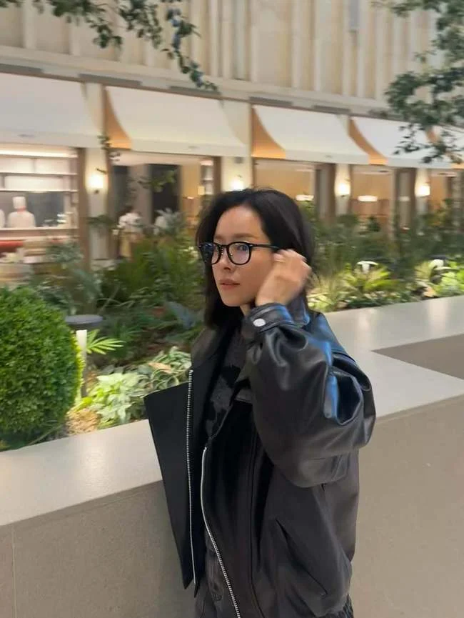 Han Ji-min's Chic Leather Jacket Look