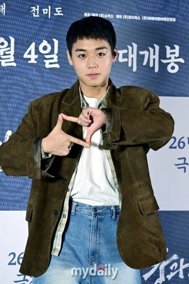 Park Jihoon Confirms April 29 Comeback