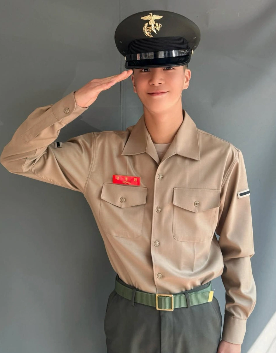 Trot Singer Jeong Dong Won Completes Marine Corps Training