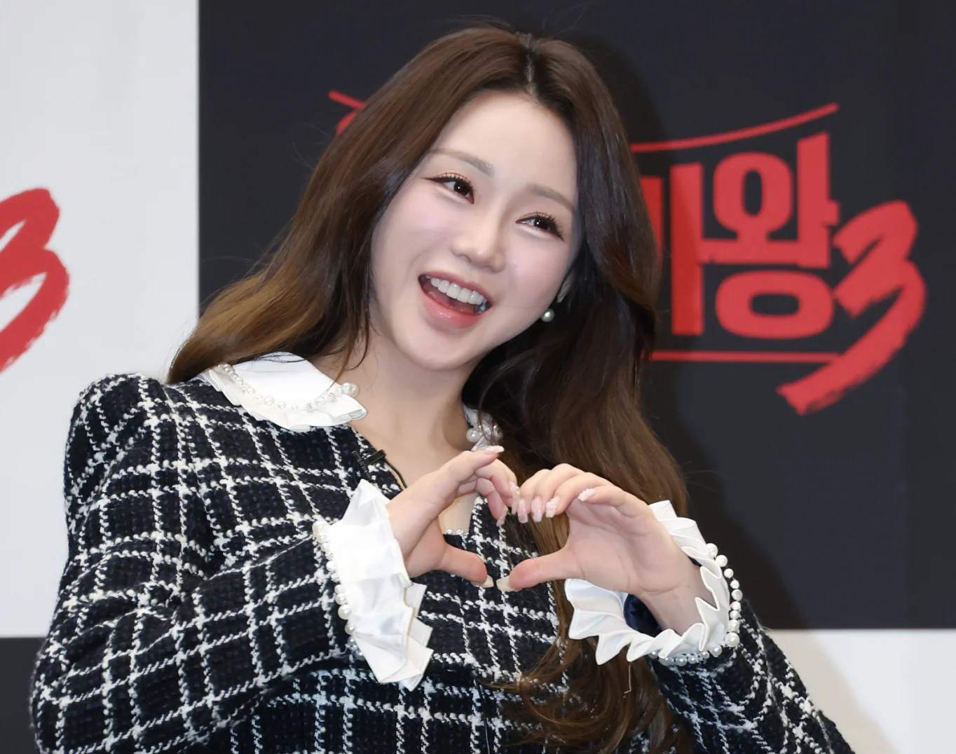 Hong Ji-yoon Donates 100 Million Won on "King of Singers 3"