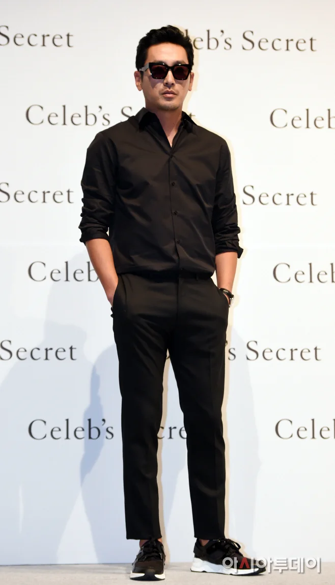 Ha Jung-woo's All-Black Sunglasses Fashion