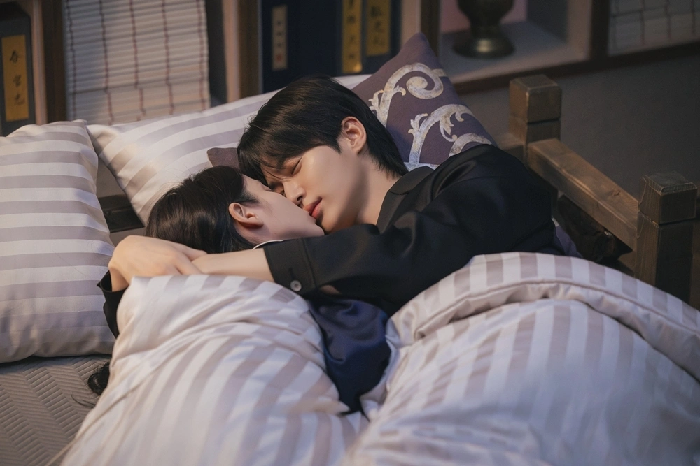 IU＆ピョン・ウソク、大君夫人初夜のロマンス