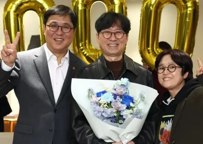 チェ・フィヨン長官、チャン・ハンジュンに花束を贈呈