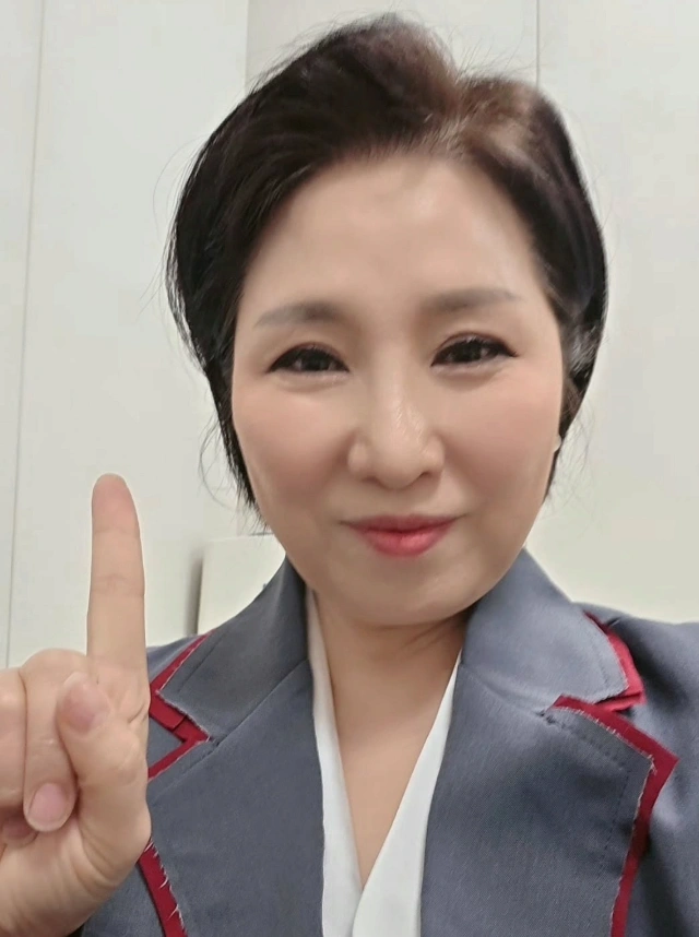 Professor Lee Ho-sun Clarifies Controversy, Faces Questions