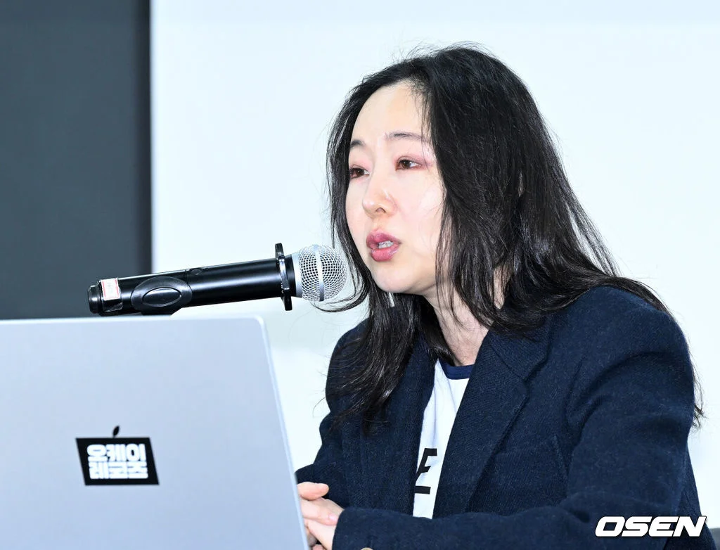 Min Hee-jin's 6-Minute Late, One-Way Press Conference