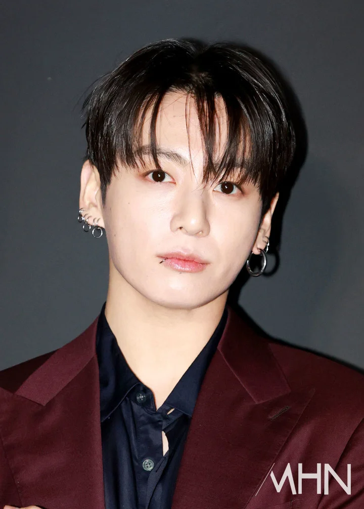 Jungkook, crossing K-pop boundaries with a live broadcast