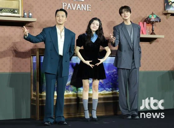 Go Ah-sung, Black Velvet Mini Dress