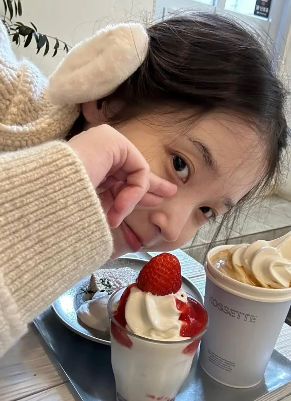 아이유 복귀 앞둔 인간 딸기