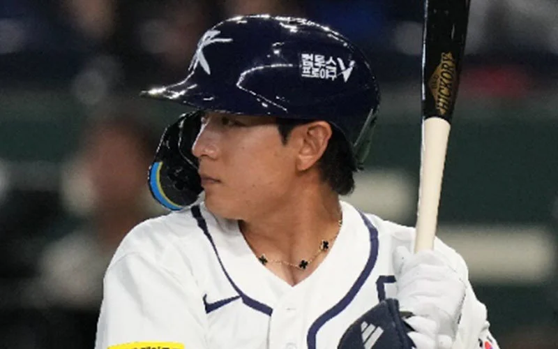 Lee Jung-hoo's Van Cleef Necklace Trend