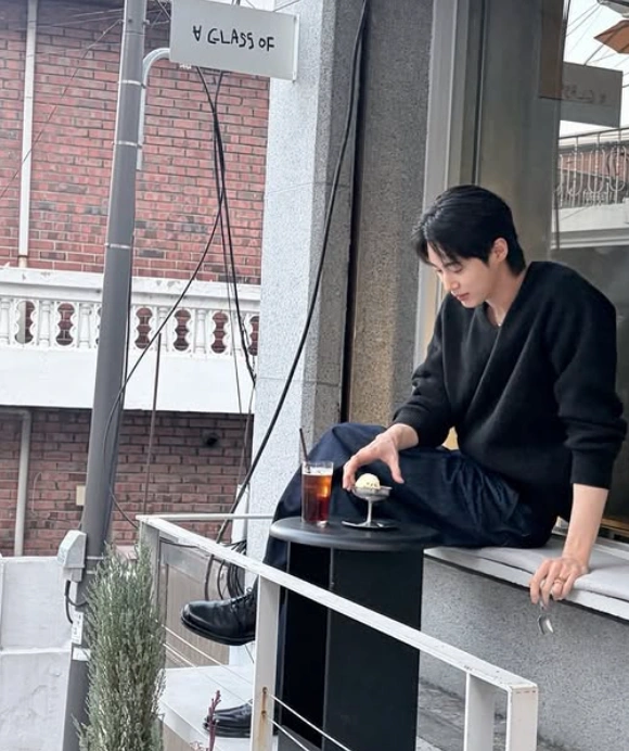 Byeon Woo Seok Cafe Date: Handsome Actor Spotted