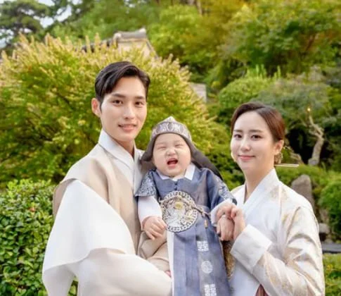 Kim Jun-ho, wife of flight attendant, flaunts luxury goods