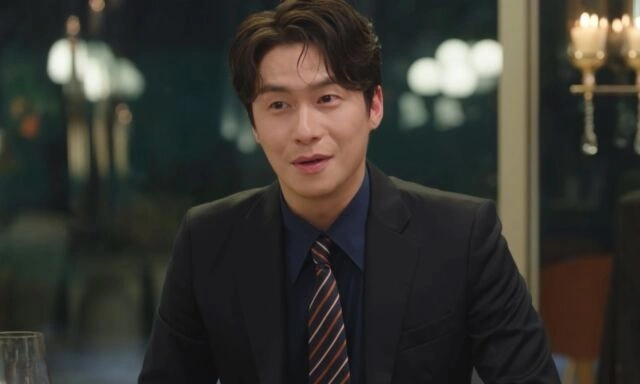 Lee Jaewon Rushes to IU's Side as She Collapses