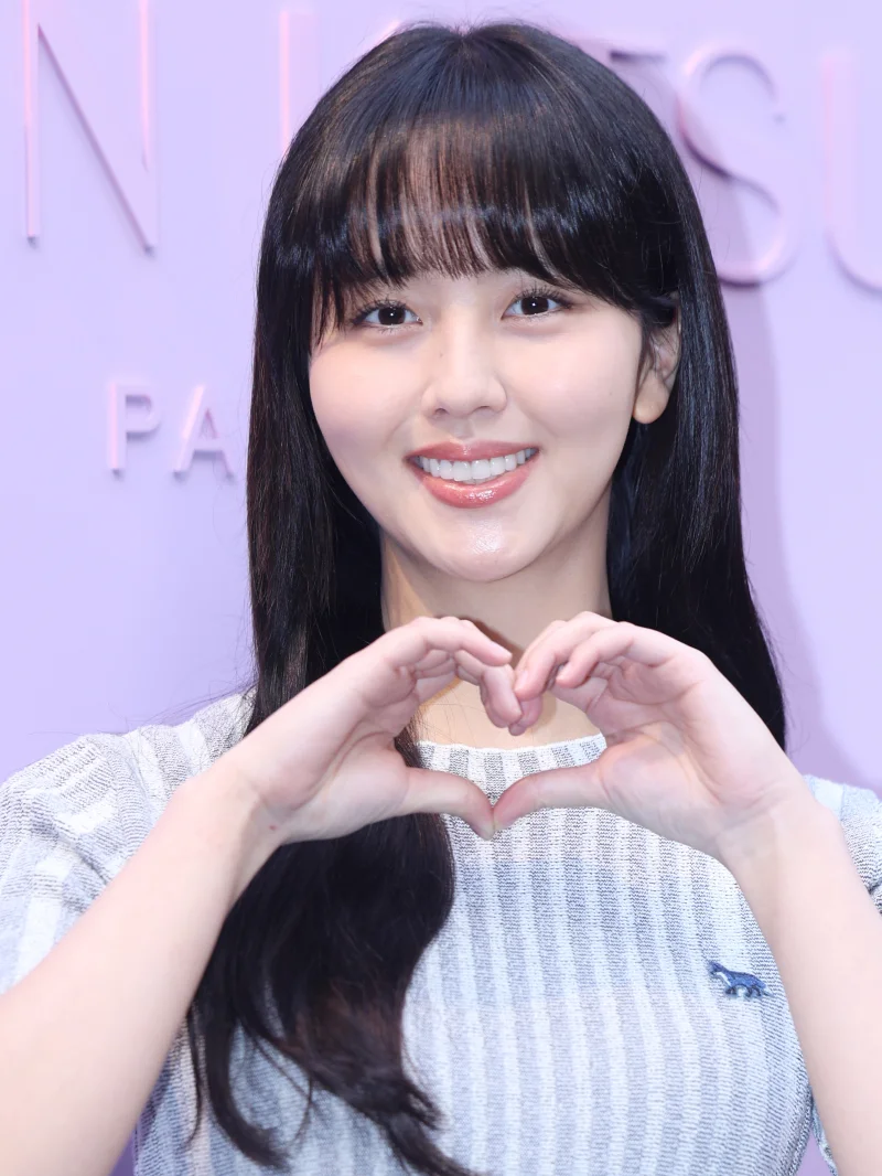 Kim So-hyun and Song Kang, reviewing "White Scandal"