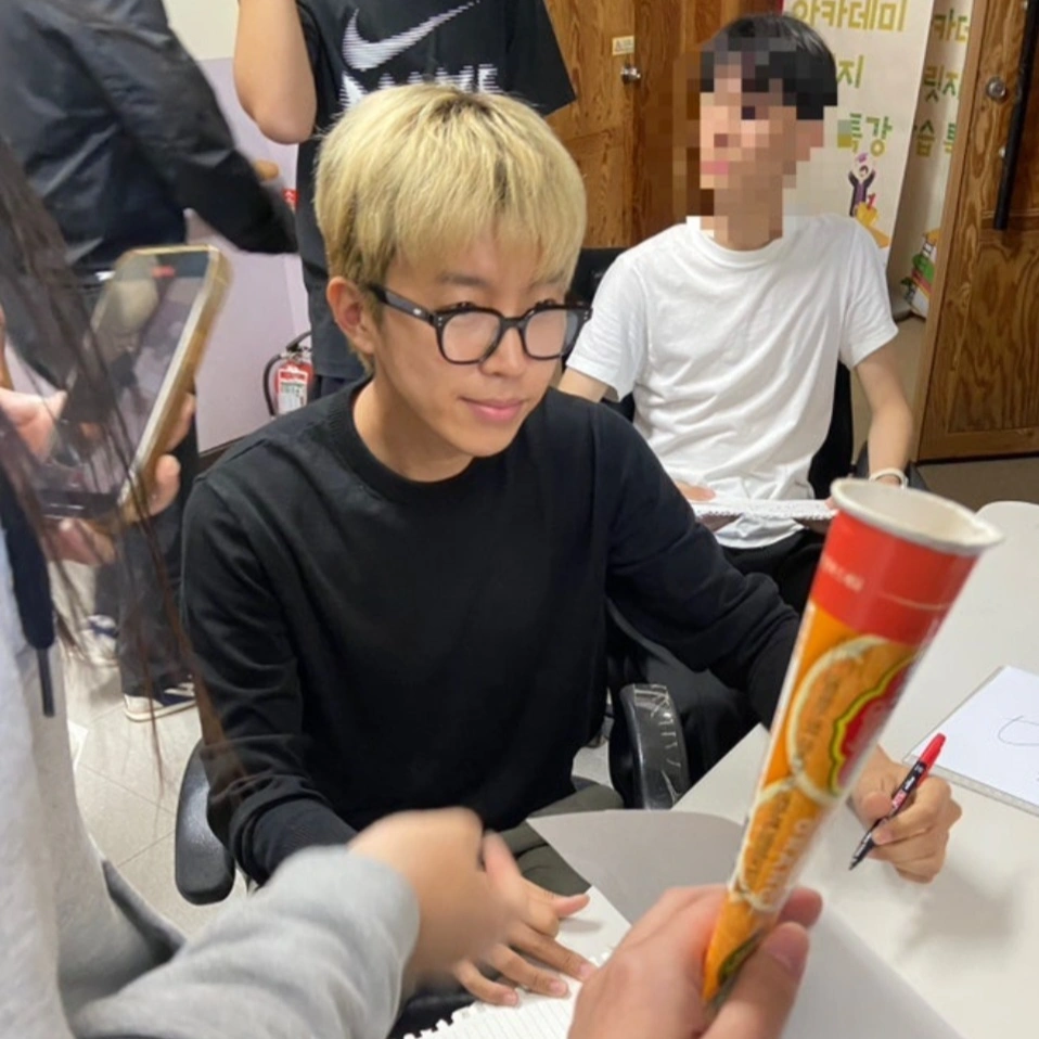 임영웅, 페라리 타고 모교 방문