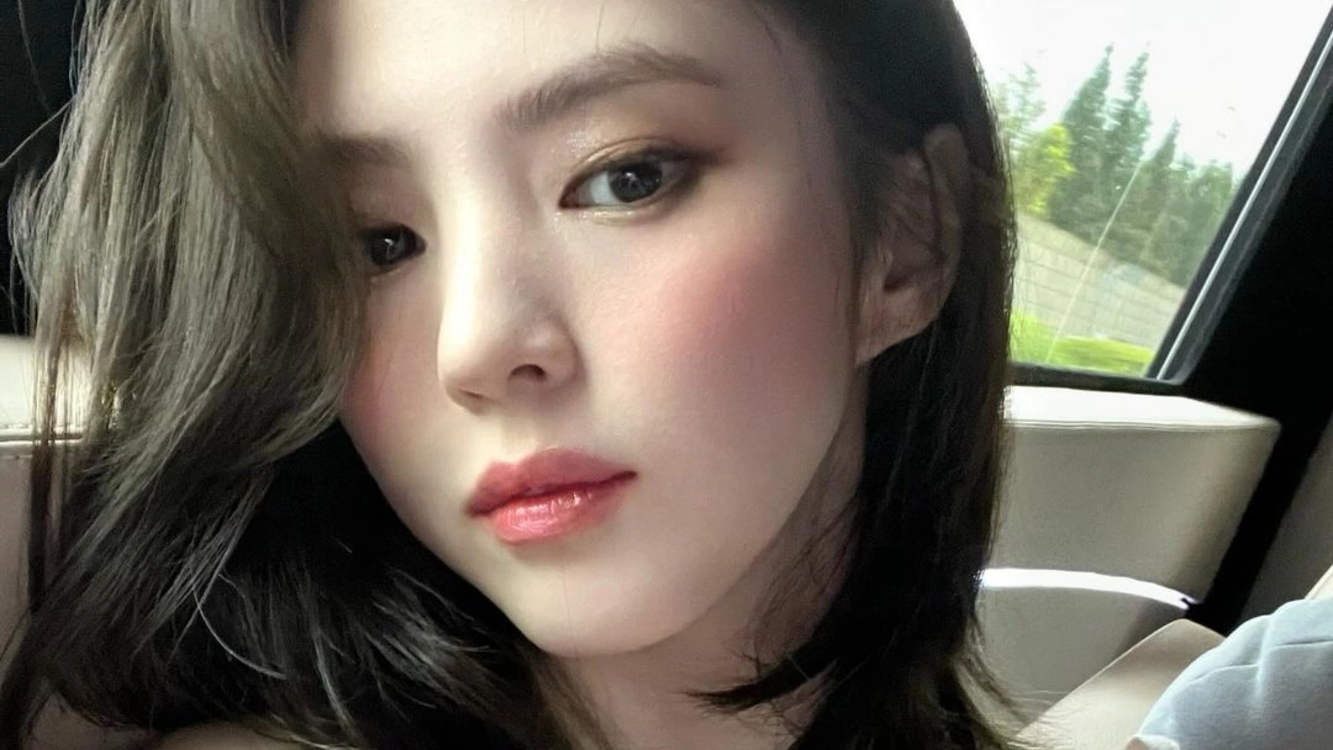 Han So Hee's Mid-Length Layered Cut