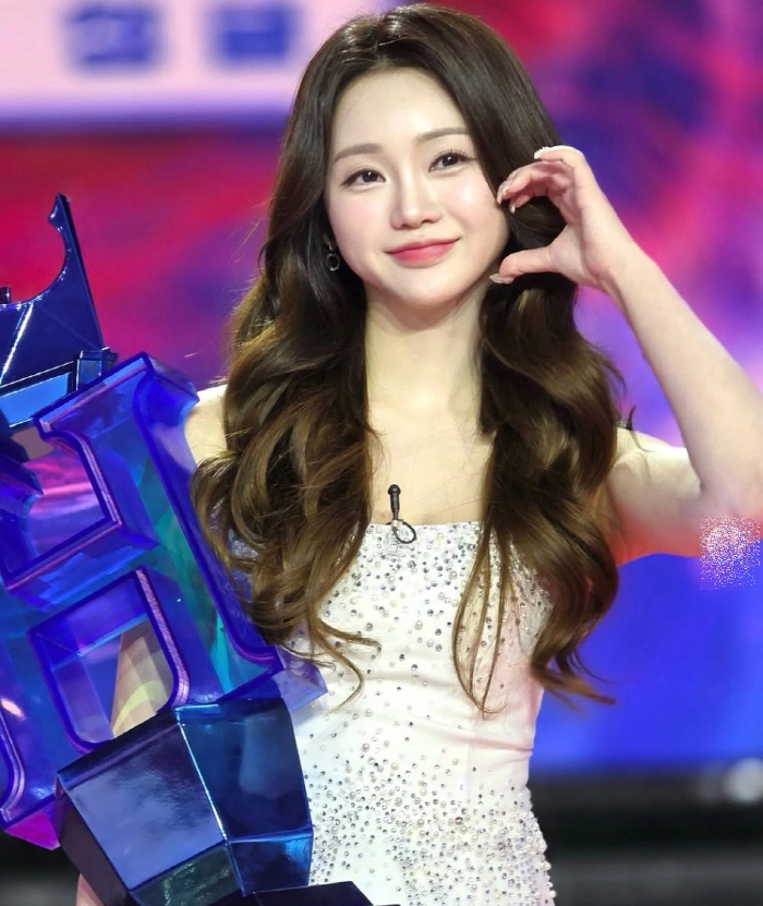 Hong Ji-yoon Wins 'National Trot Queen 3' in Double Celebration