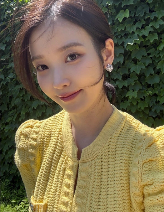 IU、春の女神のような美貌を公開