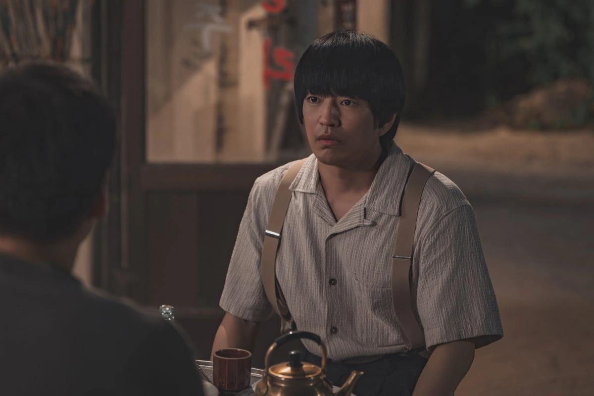 Jung Moon Sung Runs Local Bookstore With Brother