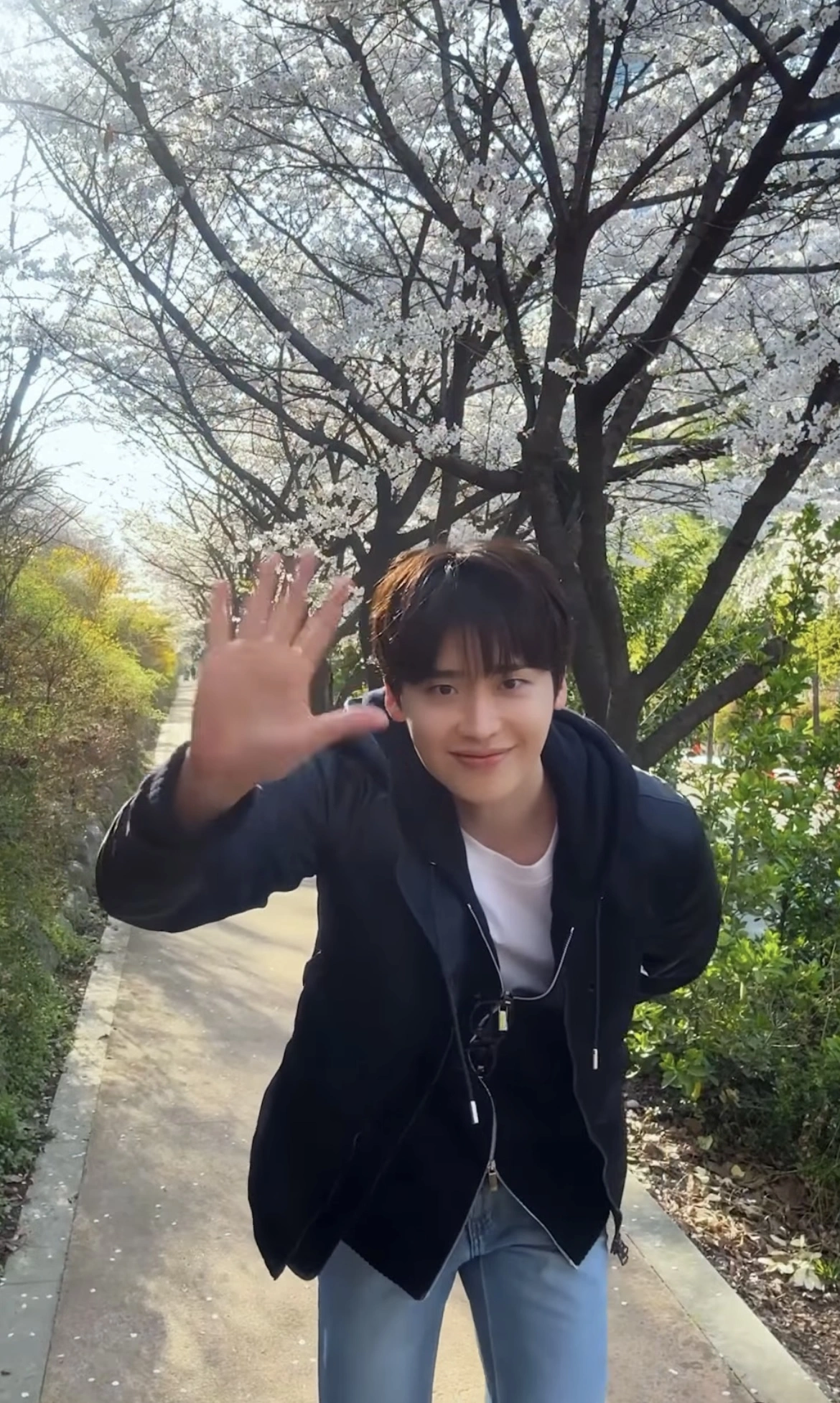 이종석, 벚꽃 아래 빛나는 비주얼